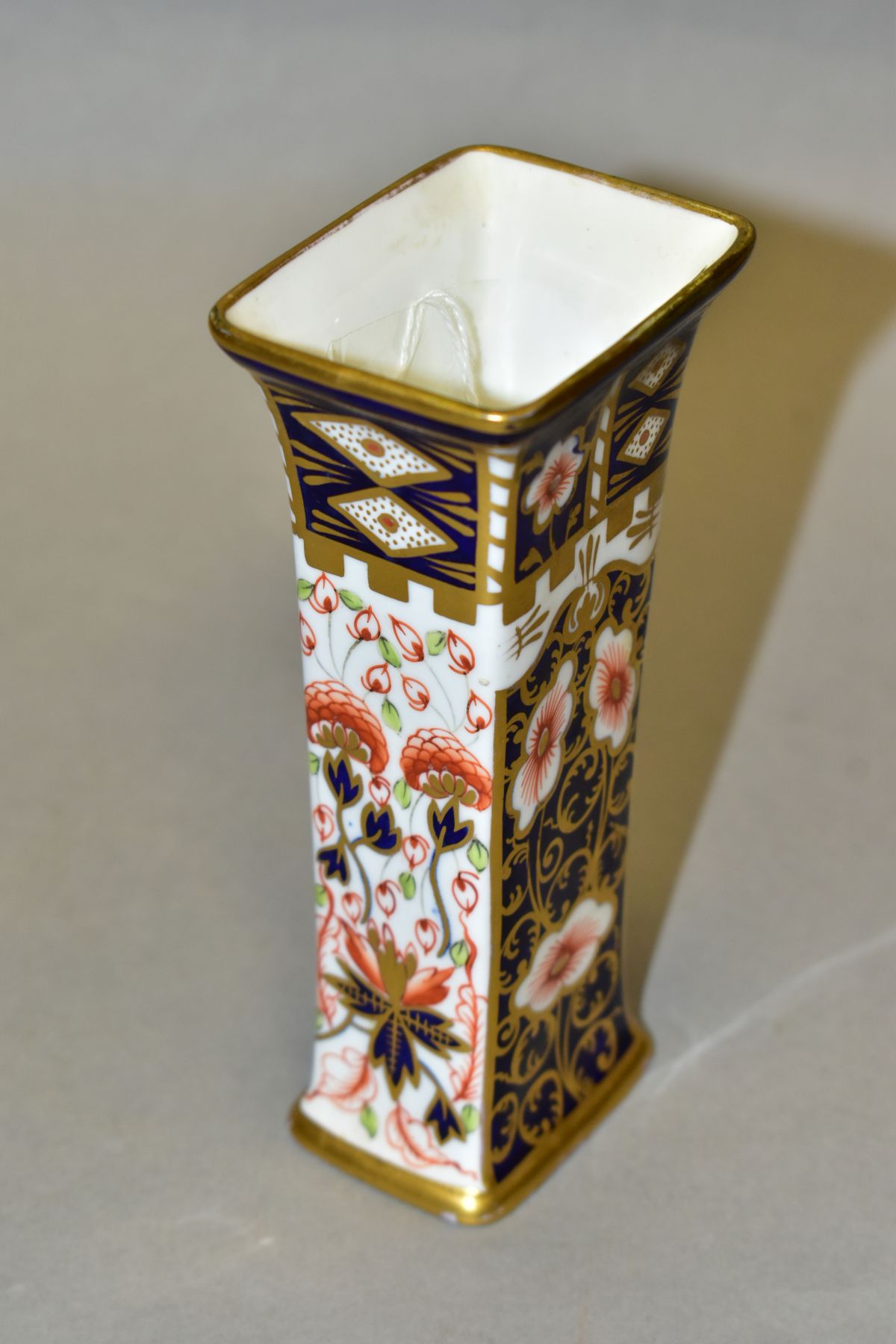 A ROYAL CROWN DERBY IMARI SHAPED RECTANGULAR VASE, shape no 1445, pattern no 6299, bears date cypher - Image 4 of 6