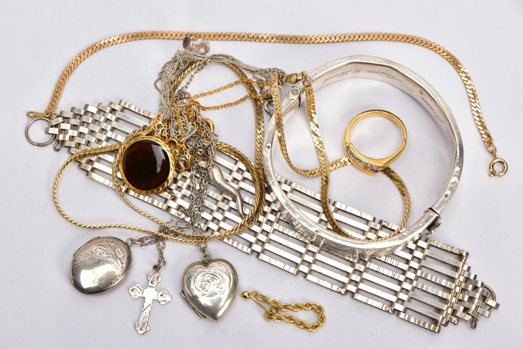 A BAG OF ASSORTED JEWELLERY, to include a silver hinged bangle, floral engraved design, engraved