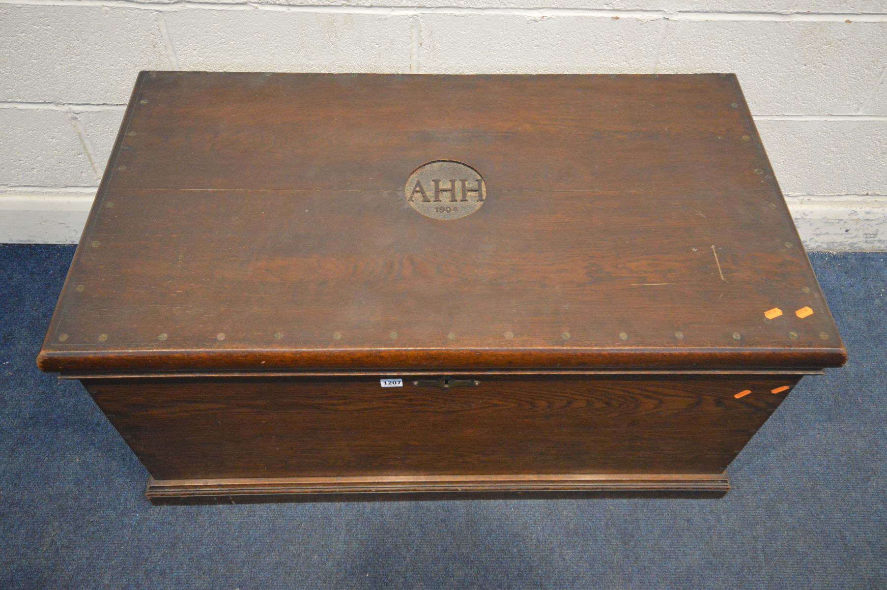 AN EARLY 20TH CENTURY OAK BLANKET CHEST, initialled 'AHH, 1904' to the lid, with twin brass handles, - Image 2 of 6