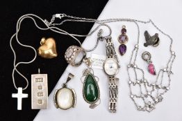 A SELECTION OF JEWELLERY, to include a silver ingot pendant, hallmarked Sheffield 1976, a silver