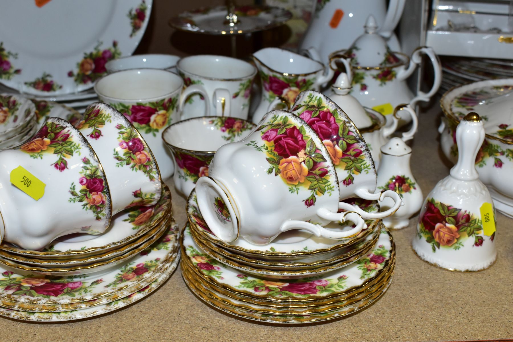 ROYAL ALBERT OLD COUNTRY ROSES PART DINNER SERVICE, comprising twelve dinner plates (six are - Image 4 of 13