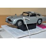 A BOXED DANBURY MINT JAMES BOND 007 ASTON MARTIN DB5, 1/24 scale, complete with certificate of