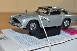 A BOXED DANBURY MINT JAMES BOND 007 ASTON MARTIN DB5, 1/24 scale, complete with certificate of