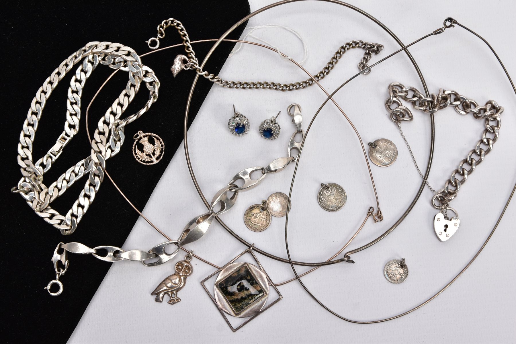 A SELECTION OF SILVER AND WHITE METAL ITEMS, to include a silver charm bracelet, fitted with a heart