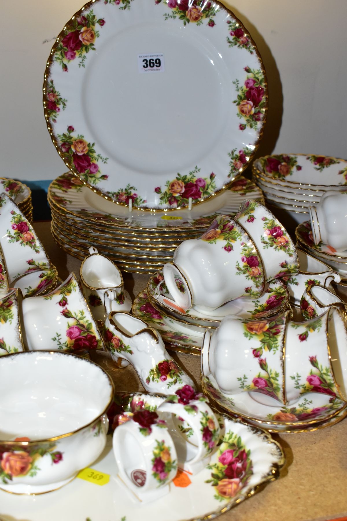 A ROYAL ALBERT OLD COUNTRY ROSES PART DINNER SERVICE AND ORNAMENTAL WARES, comprising ten dinner - Image 9 of 9