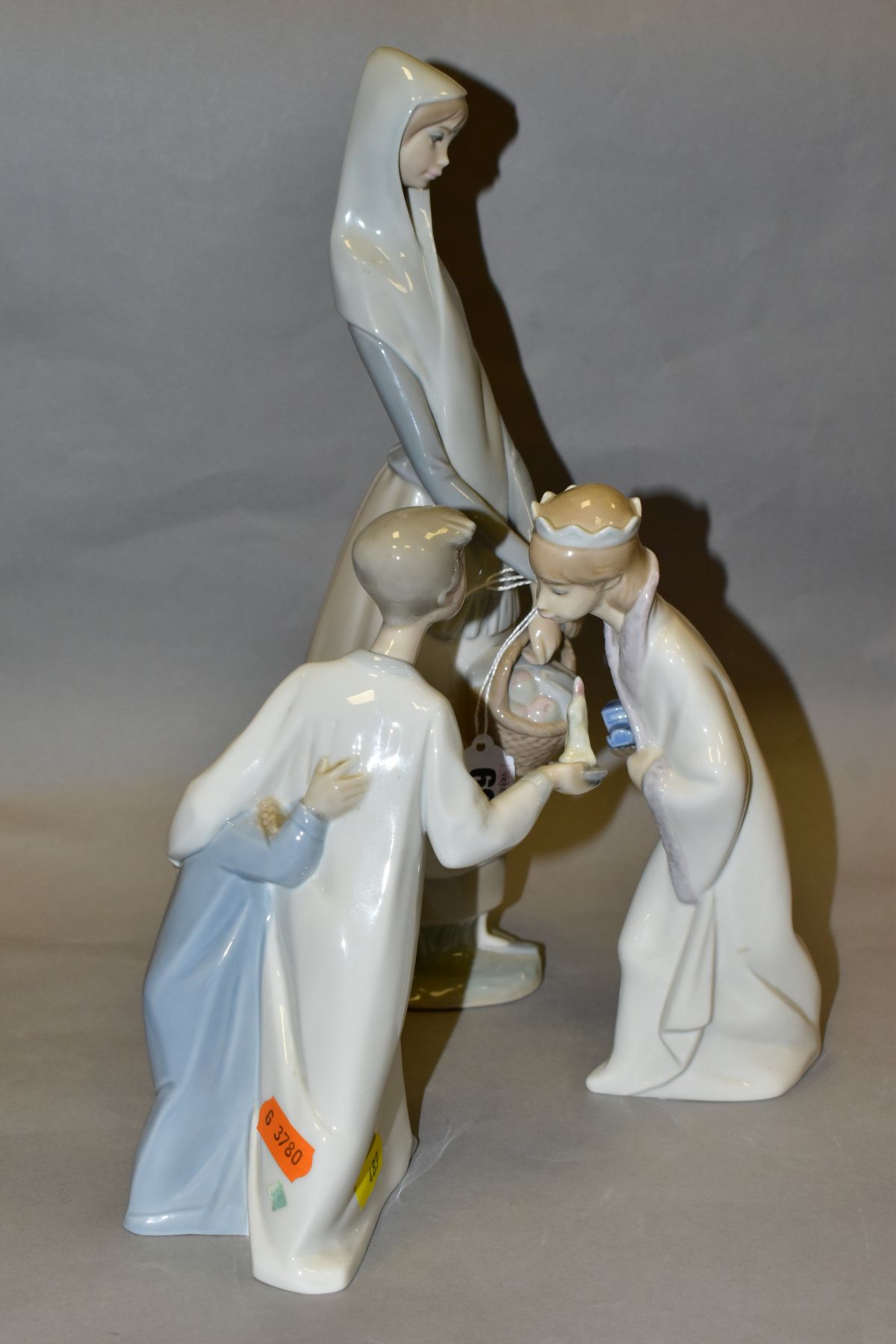 THREE LLADRO FIGURES, comprising Girl with Booklet No 4501 designed by Fulgencio Garcia, height - Bild 6 aus 8