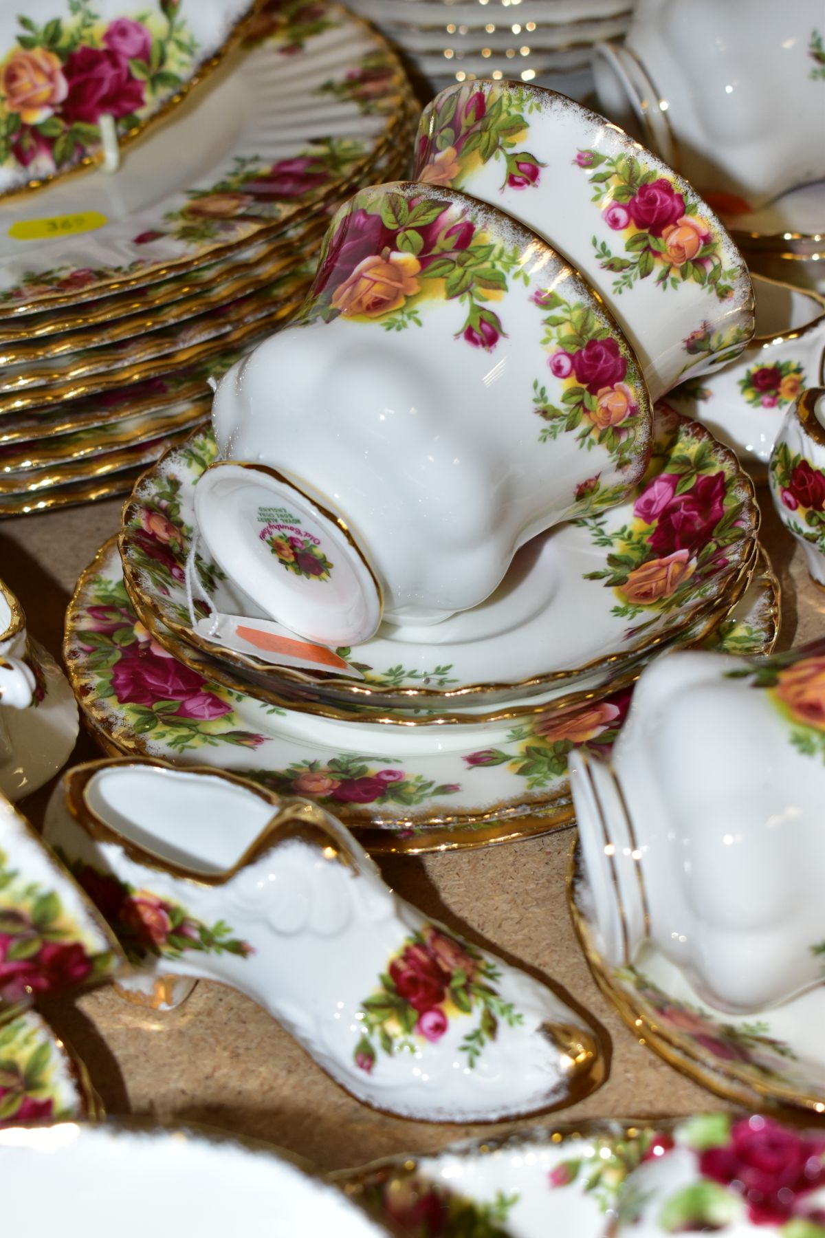 A ROYAL ALBERT OLD COUNTRY ROSES PART DINNER SERVICE AND ORNAMENTAL WARES, comprising ten dinner - Image 5 of 9
