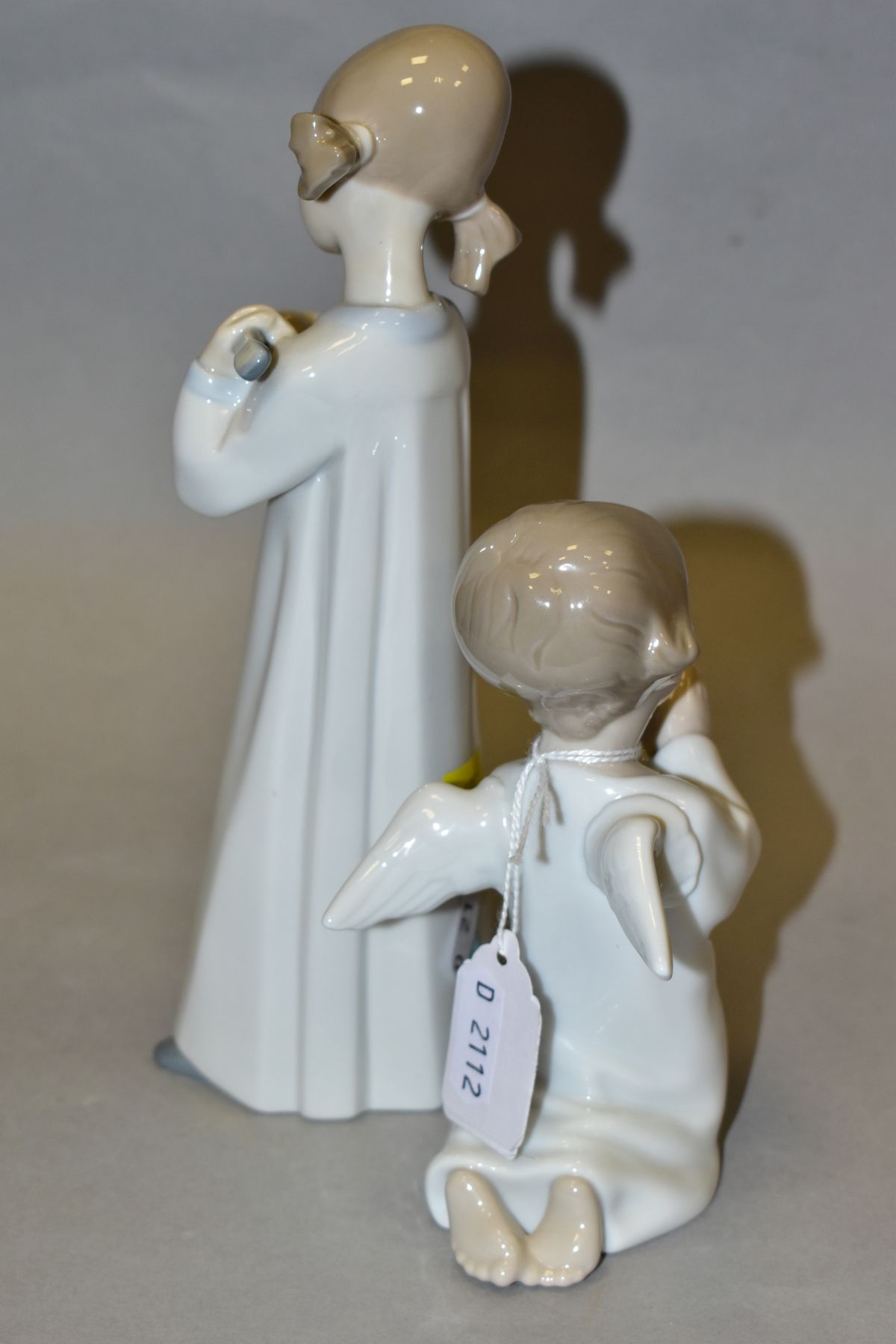 TWO LLADRO FIGURES, comprising Angel Praying No 4538, height 13.5cm and Girl with Guitar No 4871, - Image 3 of 6