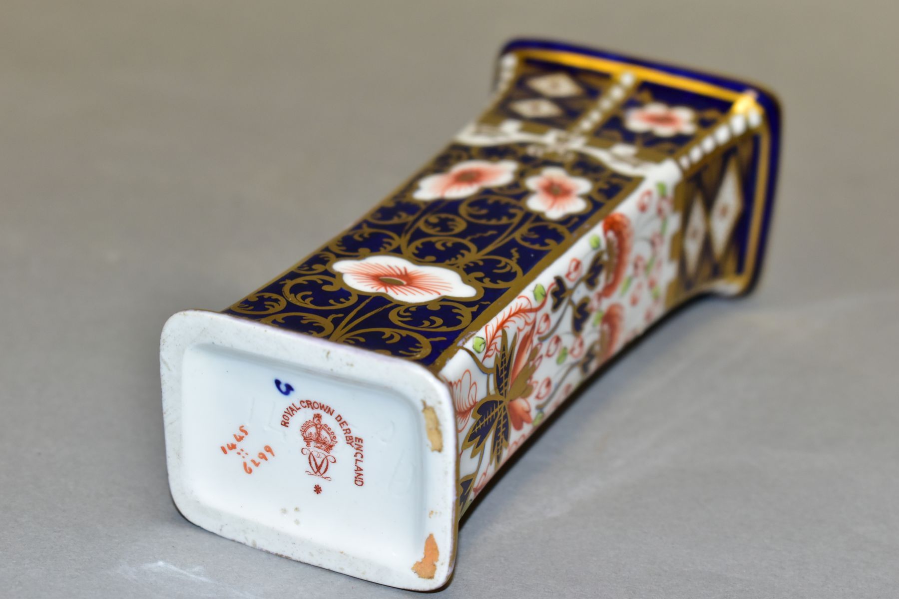 A ROYAL CROWN DERBY IMARI SHAPED RECTANGULAR VASE, shape no 1445, pattern no 6299, bears date cypher - Image 5 of 6