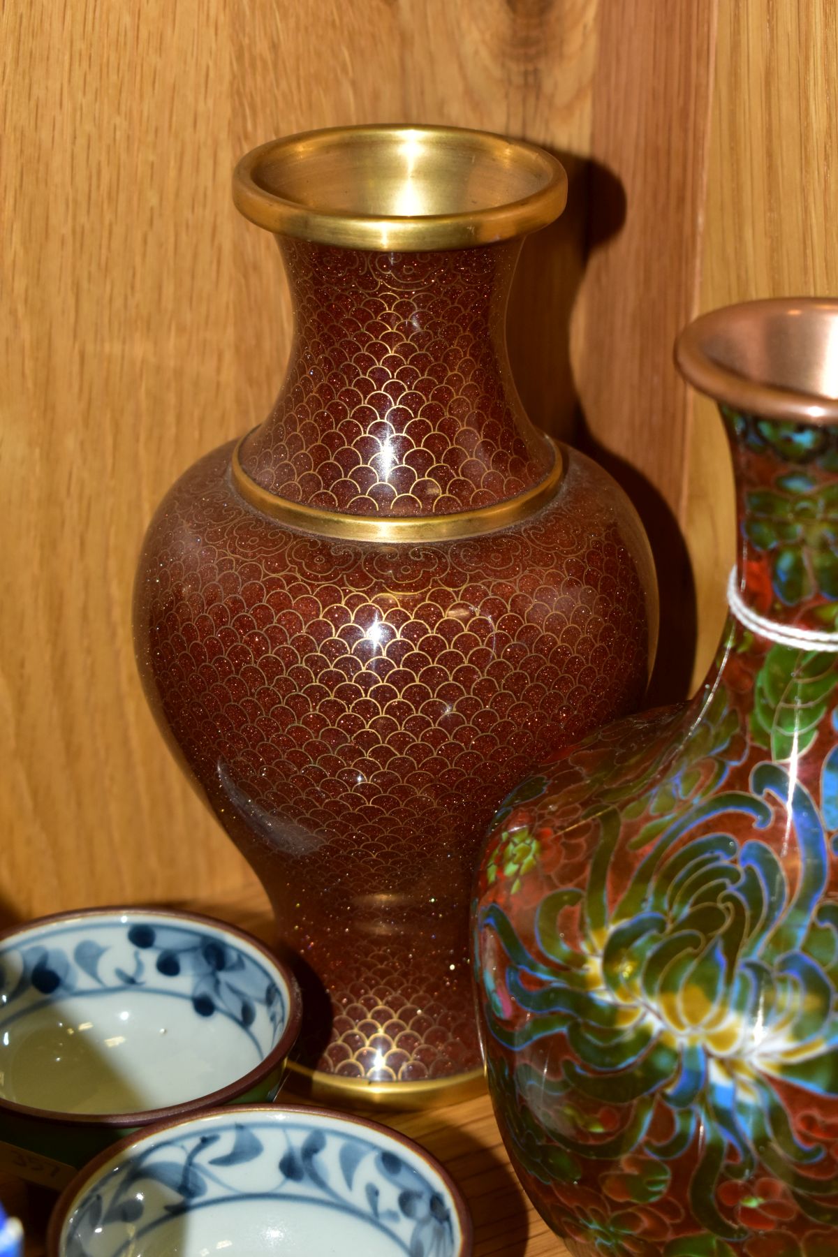A SMALL GROUP OF MODERN ORIENTAL CLOISONNE, CERAMICS, ETC, including a Cloisonne baluster vase - Image 4 of 9