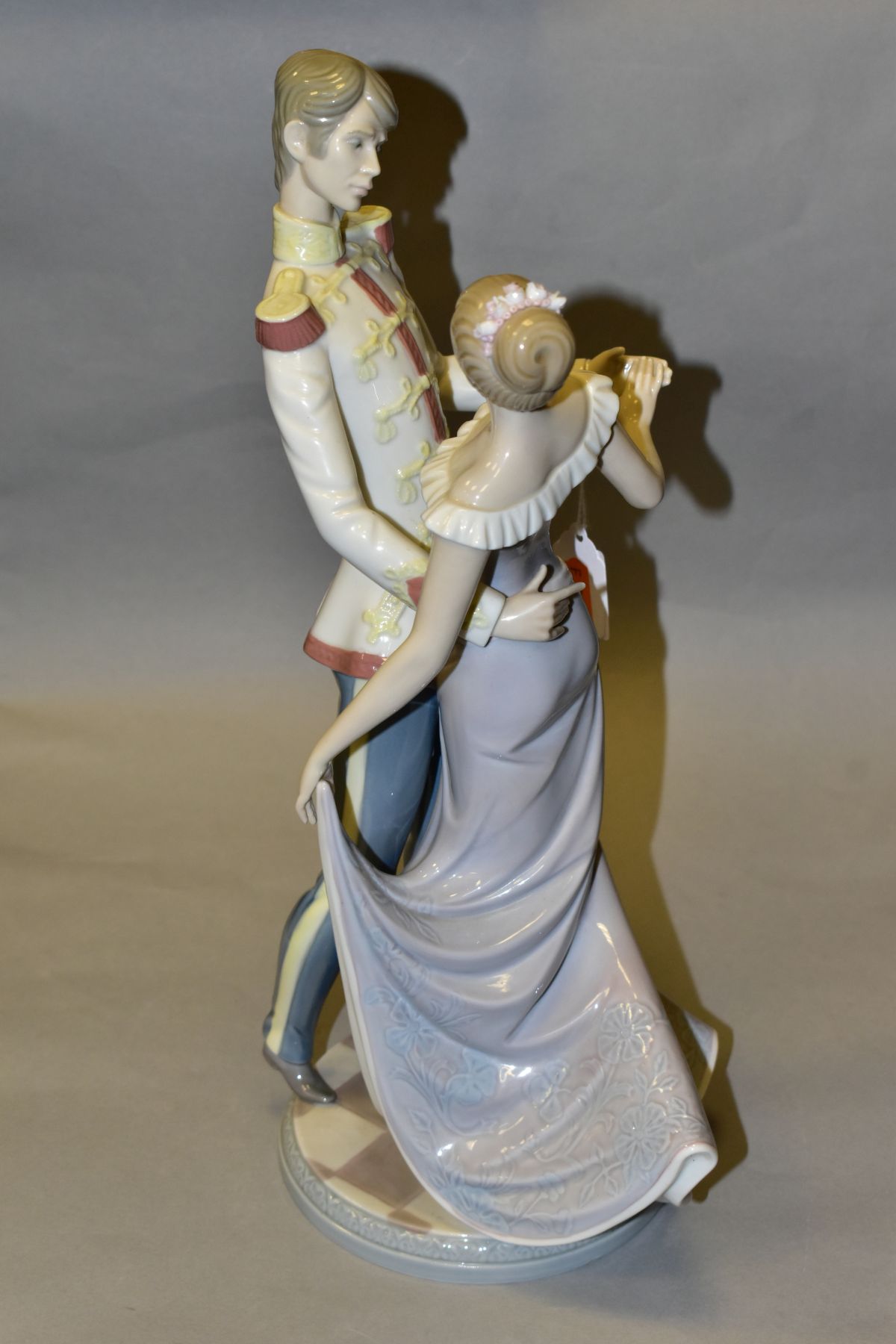 A LLADRO FIGURE GROUP, At The Ball' No5398 (dance in Palace), sculptor Francisco Catala, issued - Bild 2 aus 7