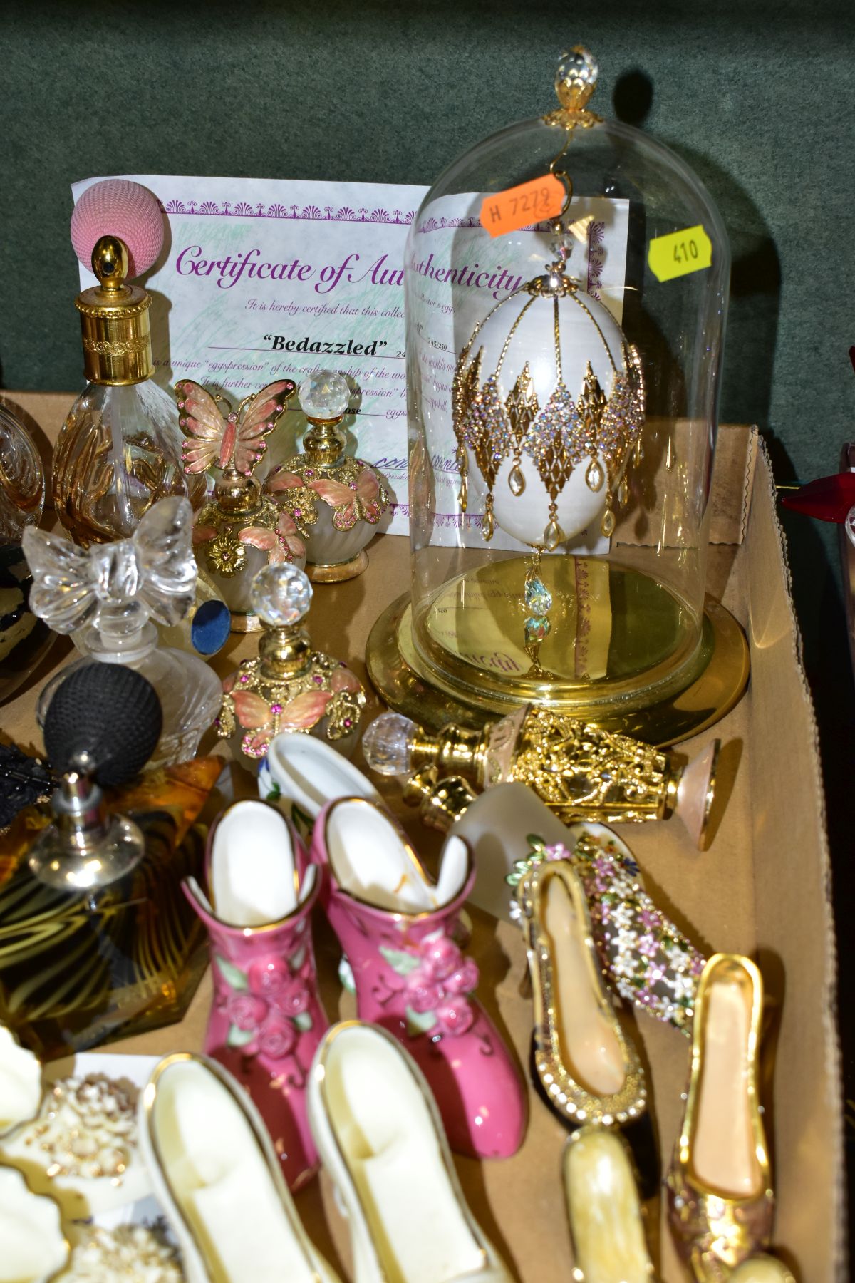 TWO TRAYS OF VARIOUS ORNAMENTS, PERFUME BOTTLES, TRINKET BOXES, ETC, to include Coalport miniature - Bild 4 aus 9