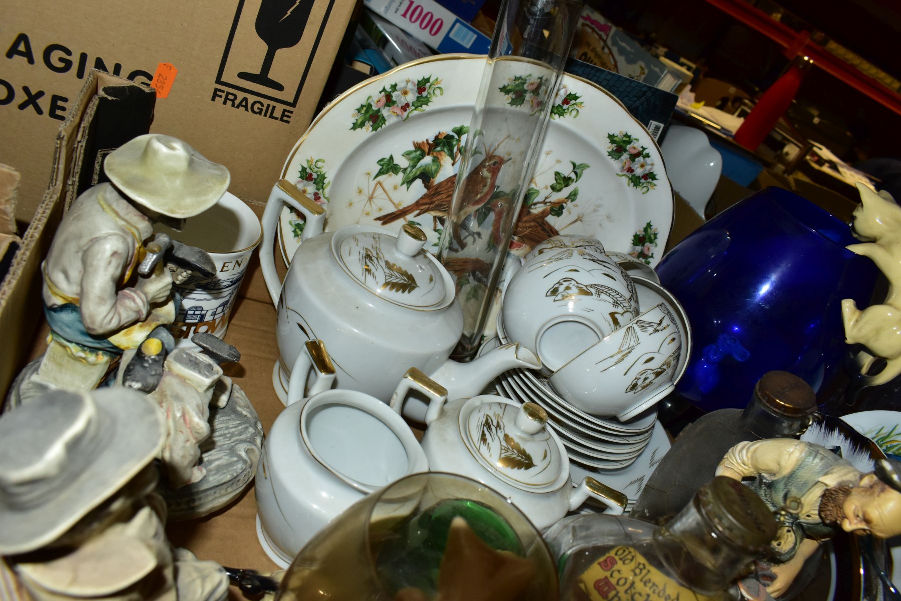 THREE BOXES AND LOOSE DINNERWARES AND ORNAMENTS ETC, to include Johnsons Eternal Belle part dinner - Image 14 of 15