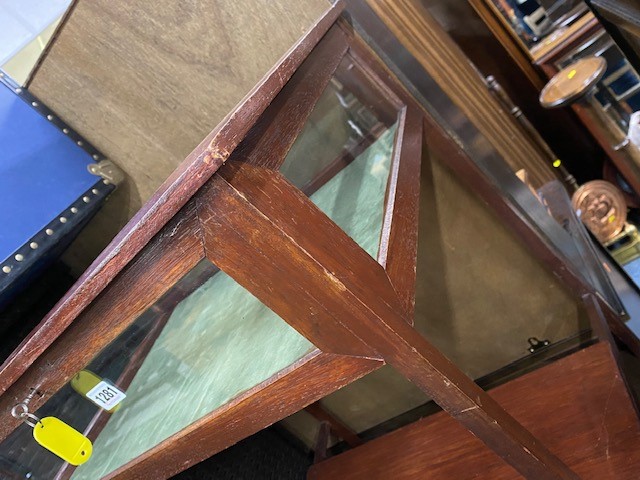 A EDWARDIAN OAK JEWELLERY BIJOUTERIE TABLE, width 59cm x depth 44cm x height 70cm (one key) - Image 5 of 6