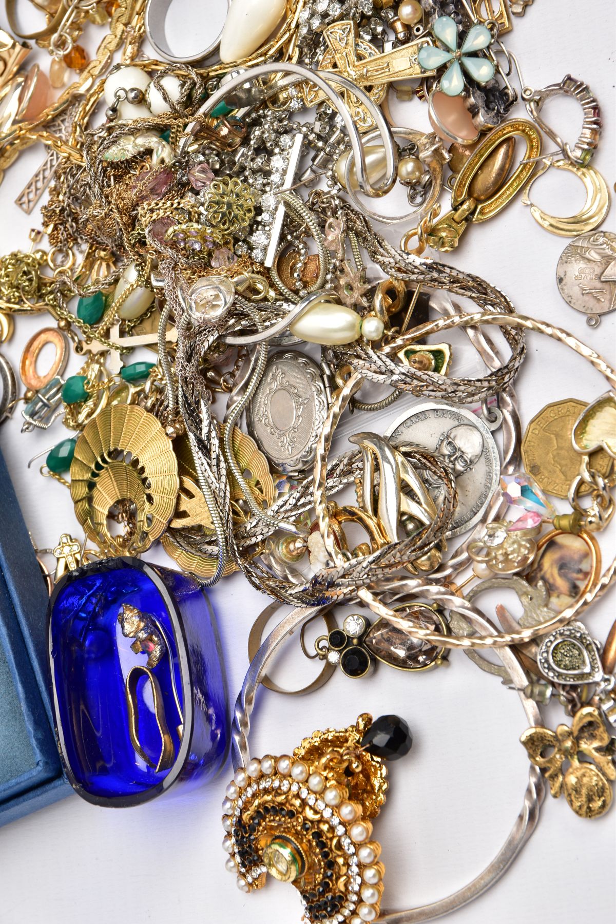 A BAG OF ASSORTED COSTUME JEWELLERY AND ITEMS, to include a pair of white metal, diamond cluster - Image 4 of 4