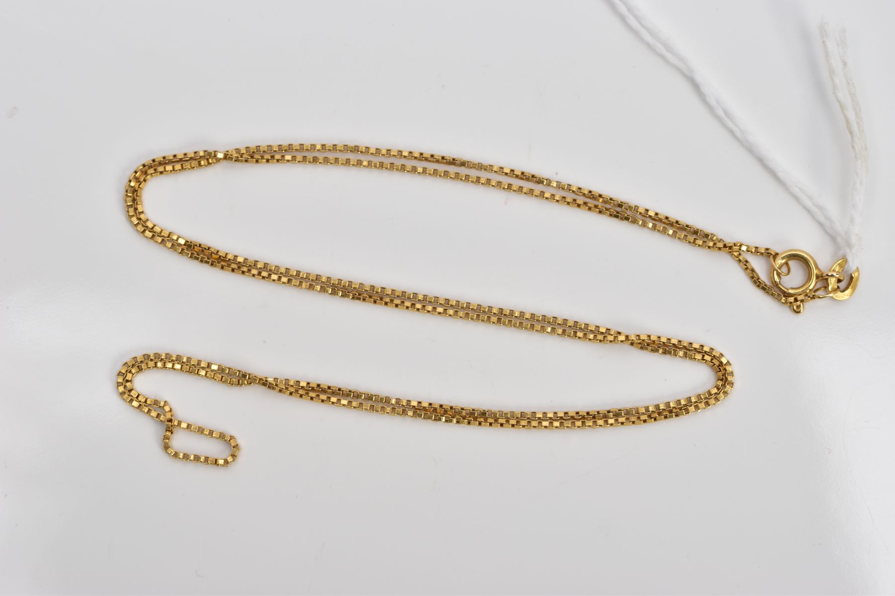 A YELLOW METAL BOX LINK CHAIN, fitted with a spring clasp, stamped '750', length 540mm,