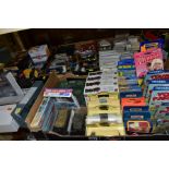 A QUANTITY OF BOXED AND UNBOXED MODERN DIECAST VEHICLES AND PLASTIC KITS, to include Corgi Classics,