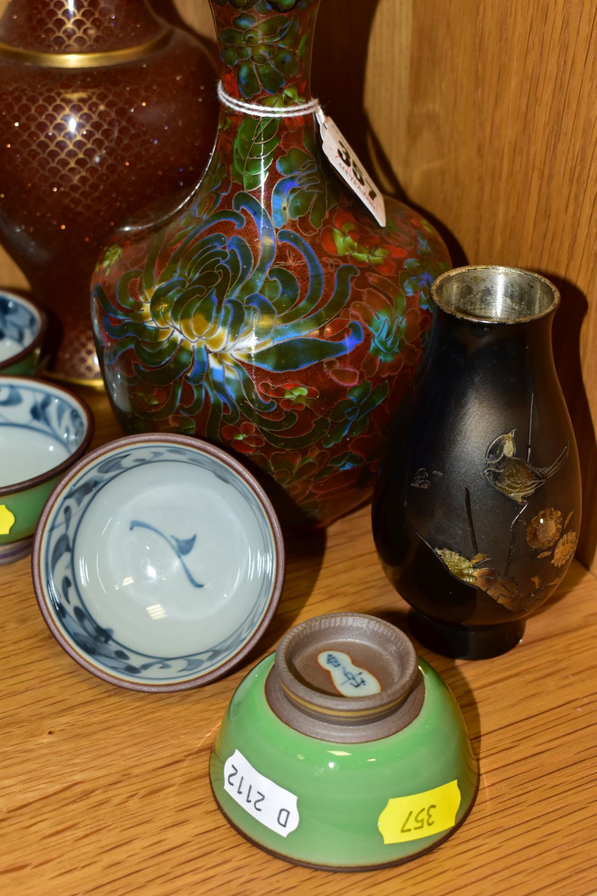 A SMALL GROUP OF MODERN ORIENTAL CLOISONNE, CERAMICS, ETC, including a Cloisonne baluster vase - Image 9 of 9