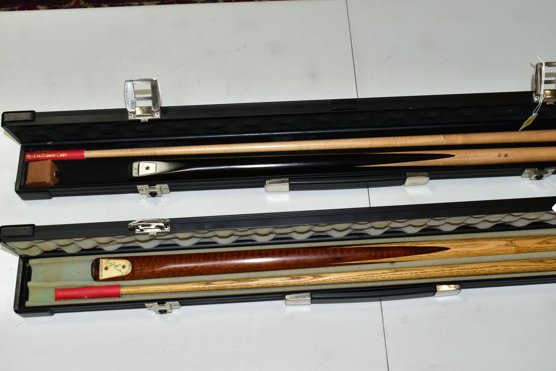 A QUANTITY OF WOODEN CUES BY E.J.RILEY, mixture of one and two piece cues, some with extension - Bild 4 aus 9