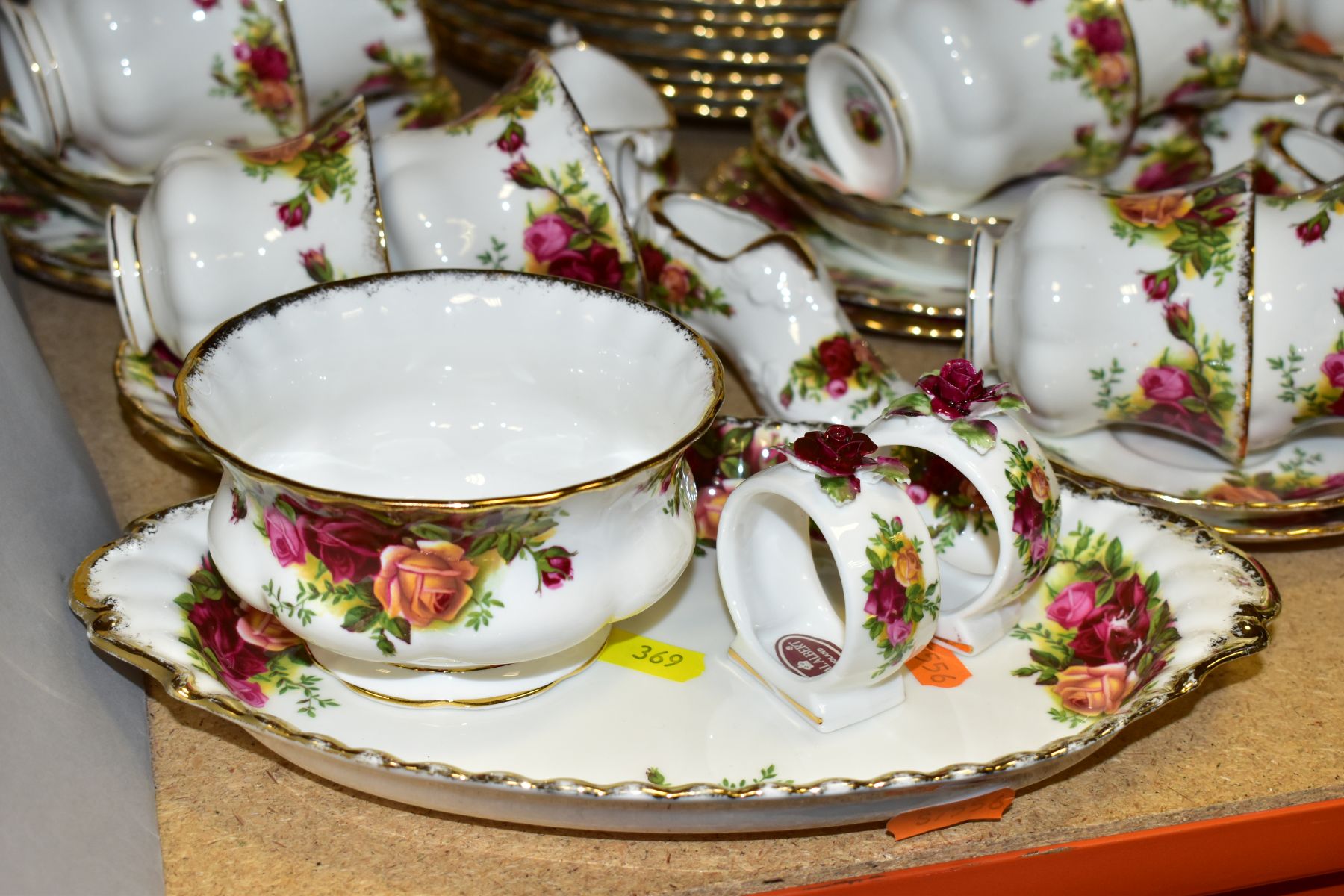 A ROYAL ALBERT OLD COUNTRY ROSES PART DINNER SERVICE AND ORNAMENTAL WARES, comprising ten dinner - Image 4 of 9