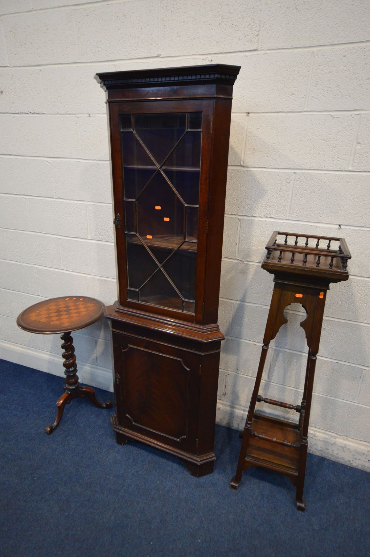 AN EDWARDIAN MAHOGANY TORCHERE STAND, with a spindled gallery top, shaped apron above cylindrical