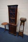 AN EDWARDIAN MAHOGANY TORCHERE STAND, with a spindled gallery top, shaped apron above cylindrical