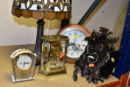 A LATE 20TH CENTURY TIFFANY STYLE LEADED GLASS TABLE LAMP AND FOUR CLOCKS, height of lamp 45.5cm,