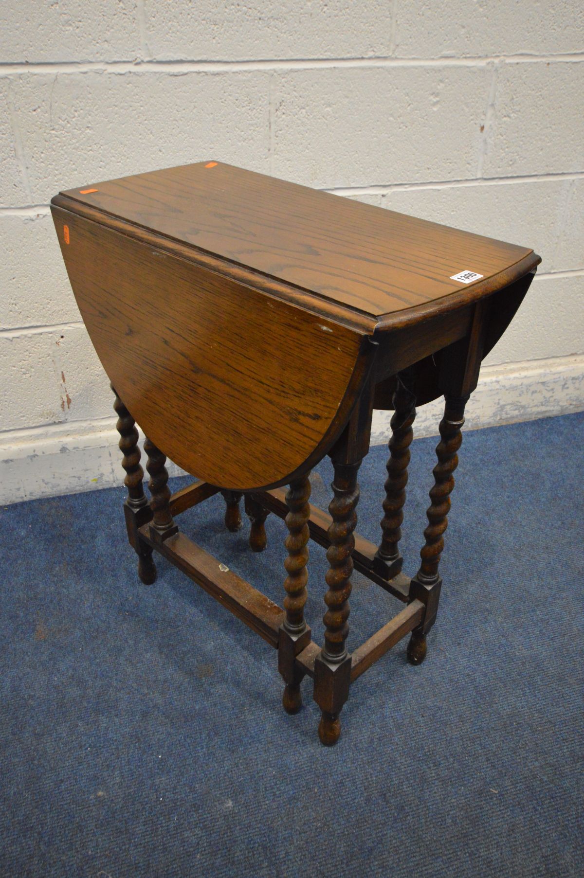 A SMALL EARLY 20TH CENTURY OAK GATE LEG TABLE, on barley twist supports, open width 88cm x closed - Image 2 of 2