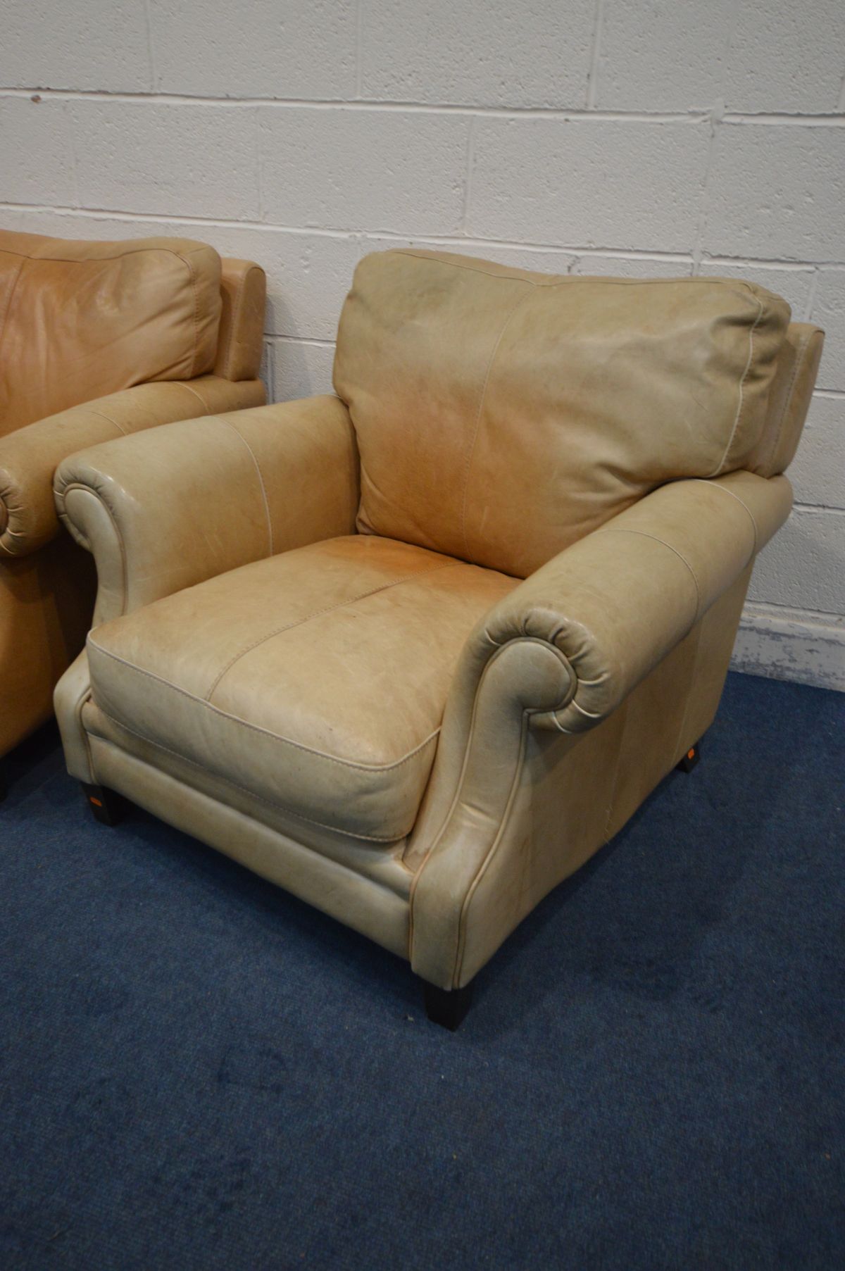 A BROWN LEATHER FOUR PIECE LOUNGE SUITE comprising a settee, width 200cm x seat width 159cm x - Image 2 of 3