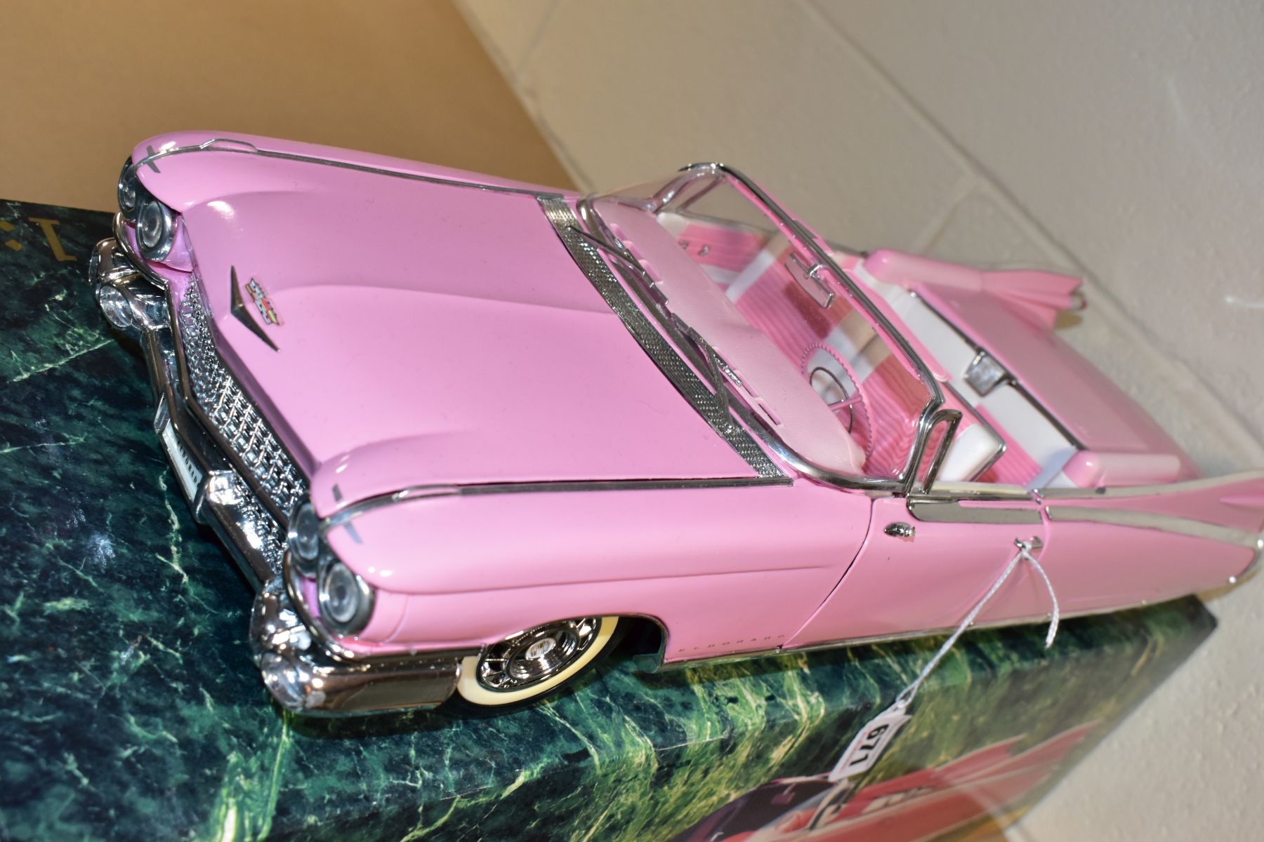 A BOXED MAISTO CADILLAC ELDORADO BIARRITZ (1959), No 33202, 1/12 scale, appears complete and in very - Image 2 of 6