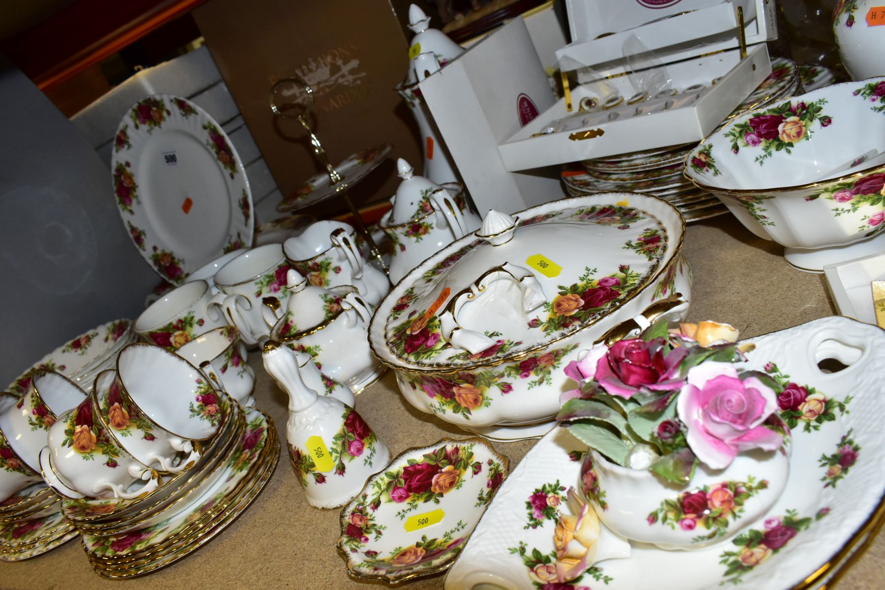 ROYAL ALBERT OLD COUNTRY ROSES PART DINNER SERVICE, comprising twelve dinner plates (six are - Bild 13 aus 13