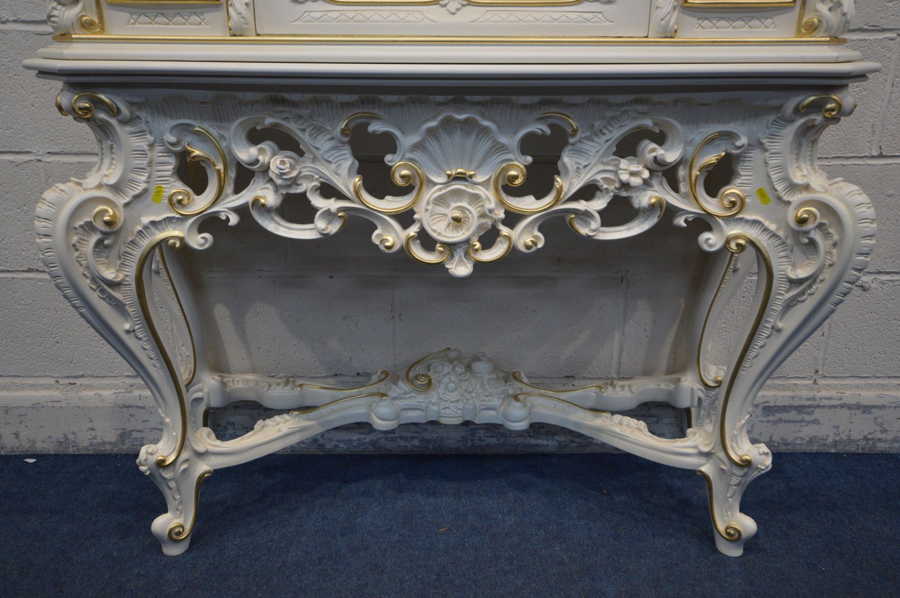 A SILIK BAROQUE ITALIAN DISPLAY CABINET, single door enclosing two shelves, on four shaped legs - Image 5 of 6