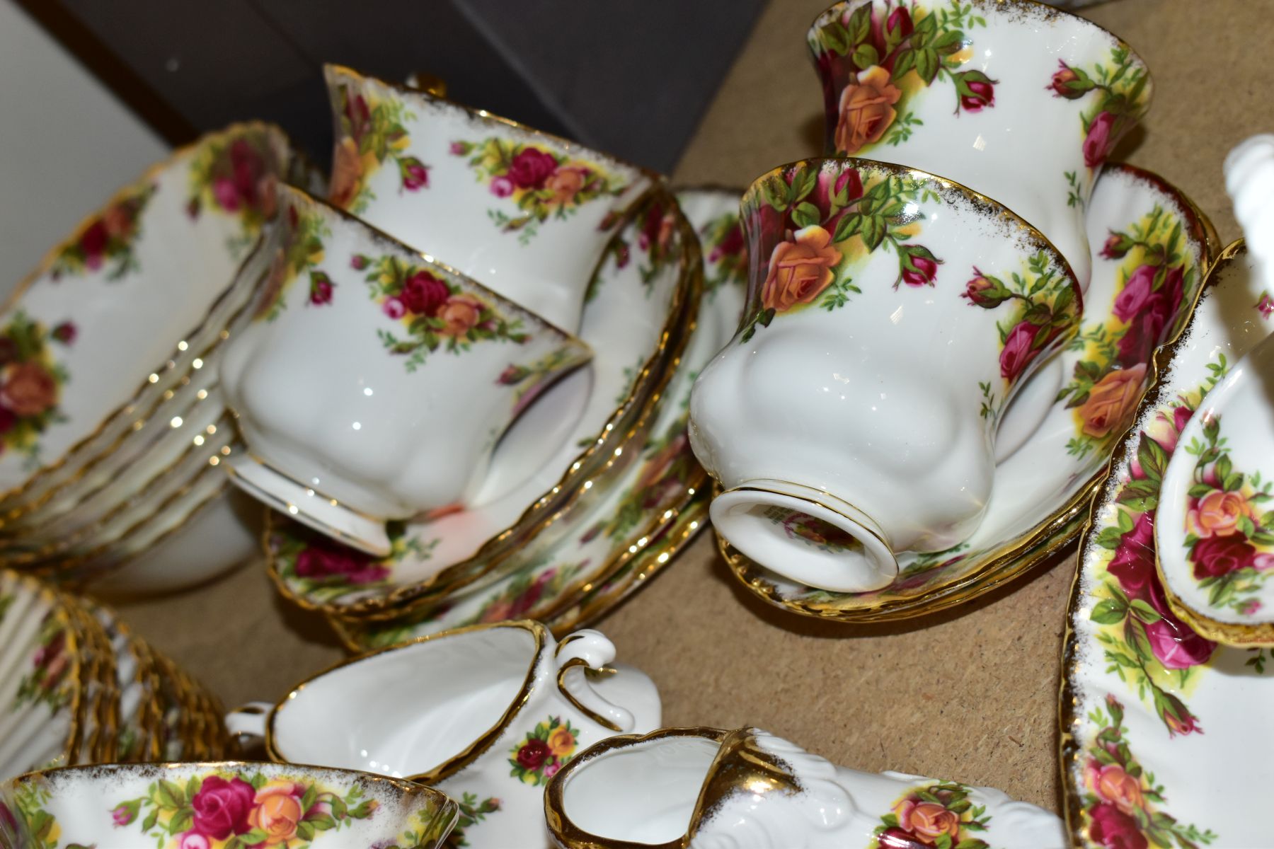A ROYAL ALBERT OLD COUNTRY ROSES PART DINNER SERVICE AND ORNAMENTAL WARES, comprising ten dinner - Image 7 of 9