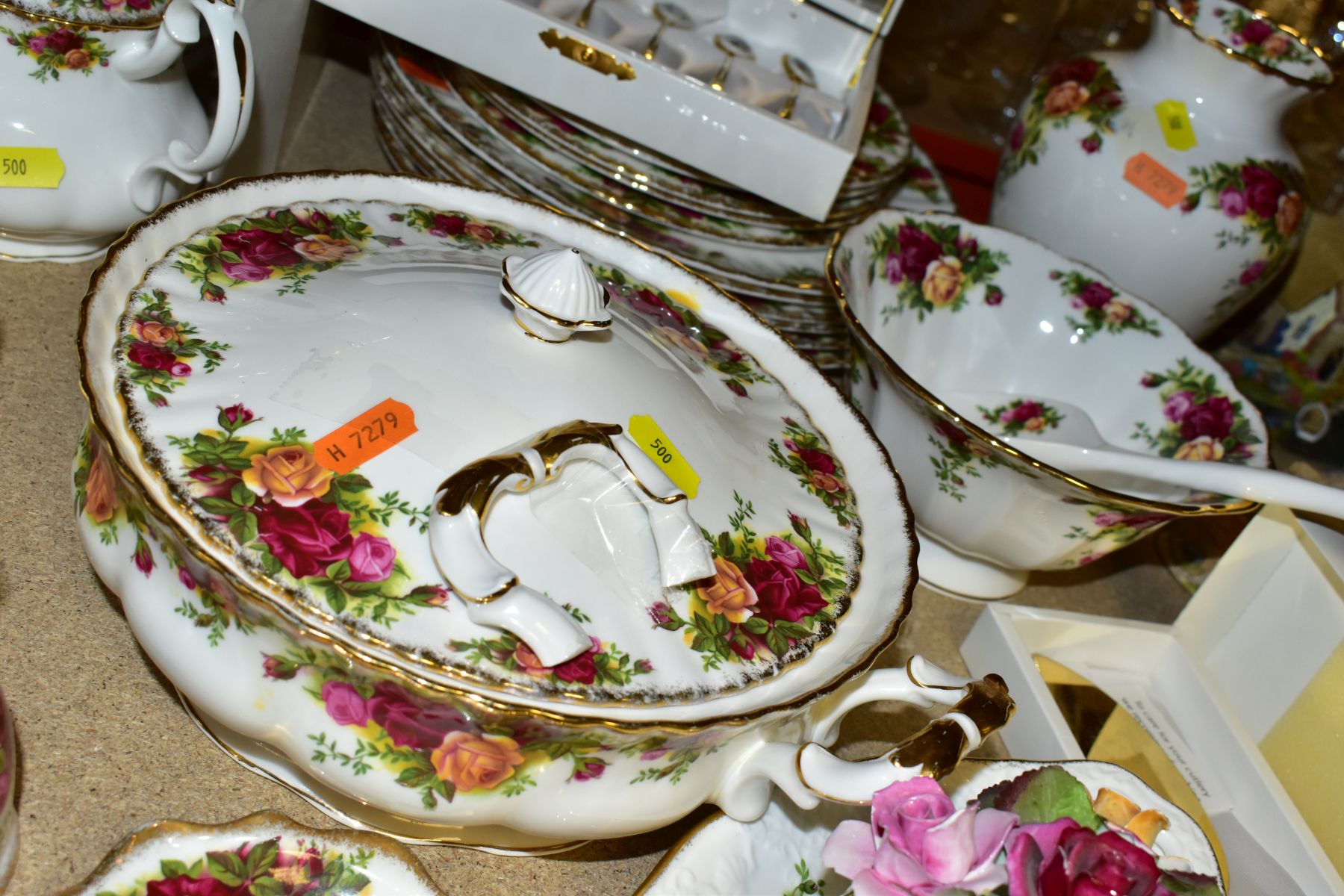 ROYAL ALBERT OLD COUNTRY ROSES PART DINNER SERVICE, comprising twelve dinner plates (six are - Image 9 of 13