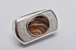 A GEORGE III SILVER SNUFF BOX, engraved 'The Friend of Freedom' around a brown inset hard stone, the