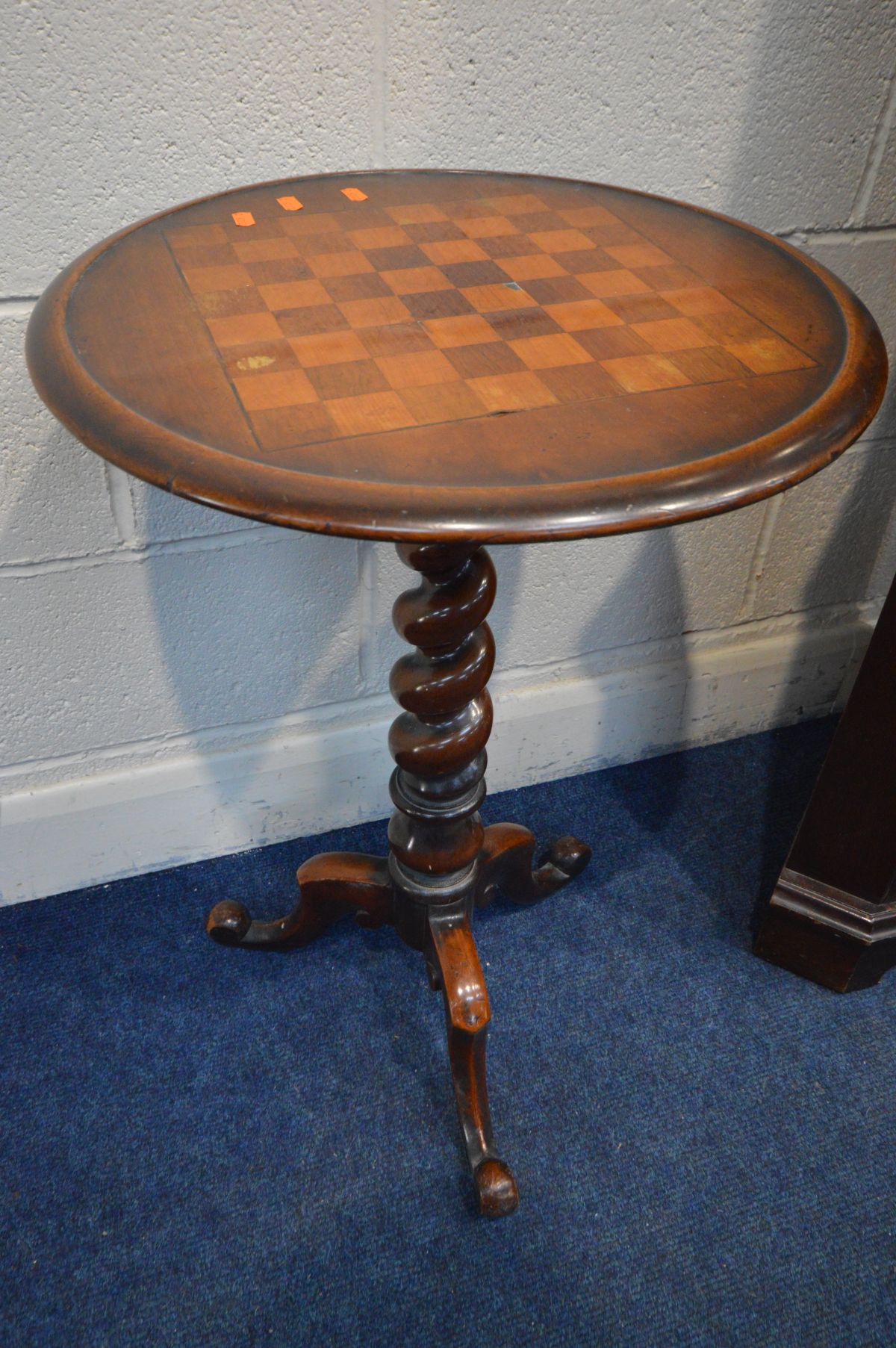 AN EDWARDIAN MAHOGANY TORCHERE STAND, with a spindled gallery top, shaped apron above cylindrical - Image 3 of 4