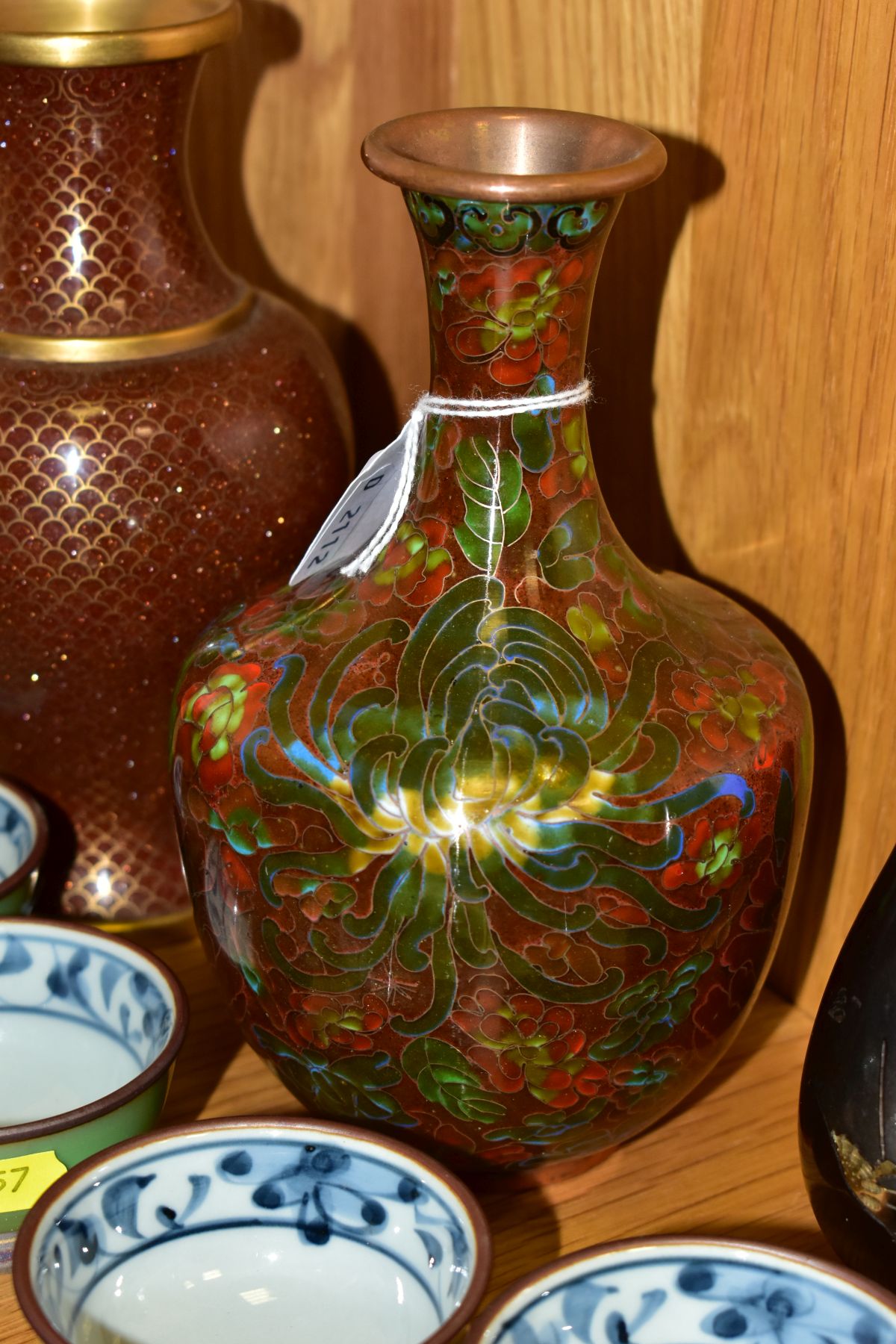 A SMALL GROUP OF MODERN ORIENTAL CLOISONNE, CERAMICS, ETC, including a Cloisonne baluster vase - Image 6 of 9