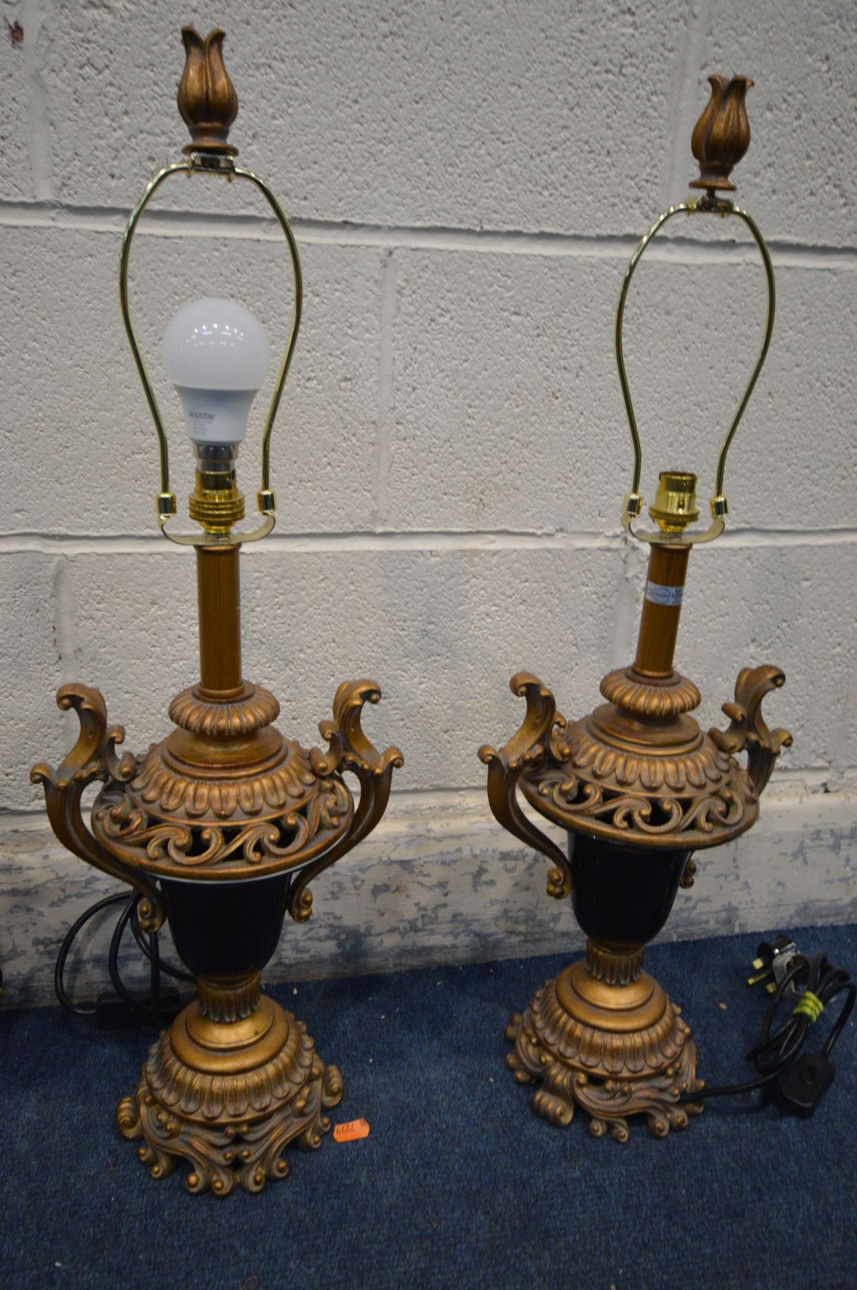 A SET OF FIVE COACH HOUSE GILT AND CERAMIC EWER STYLE TABLE LAMPS - Image 3 of 4