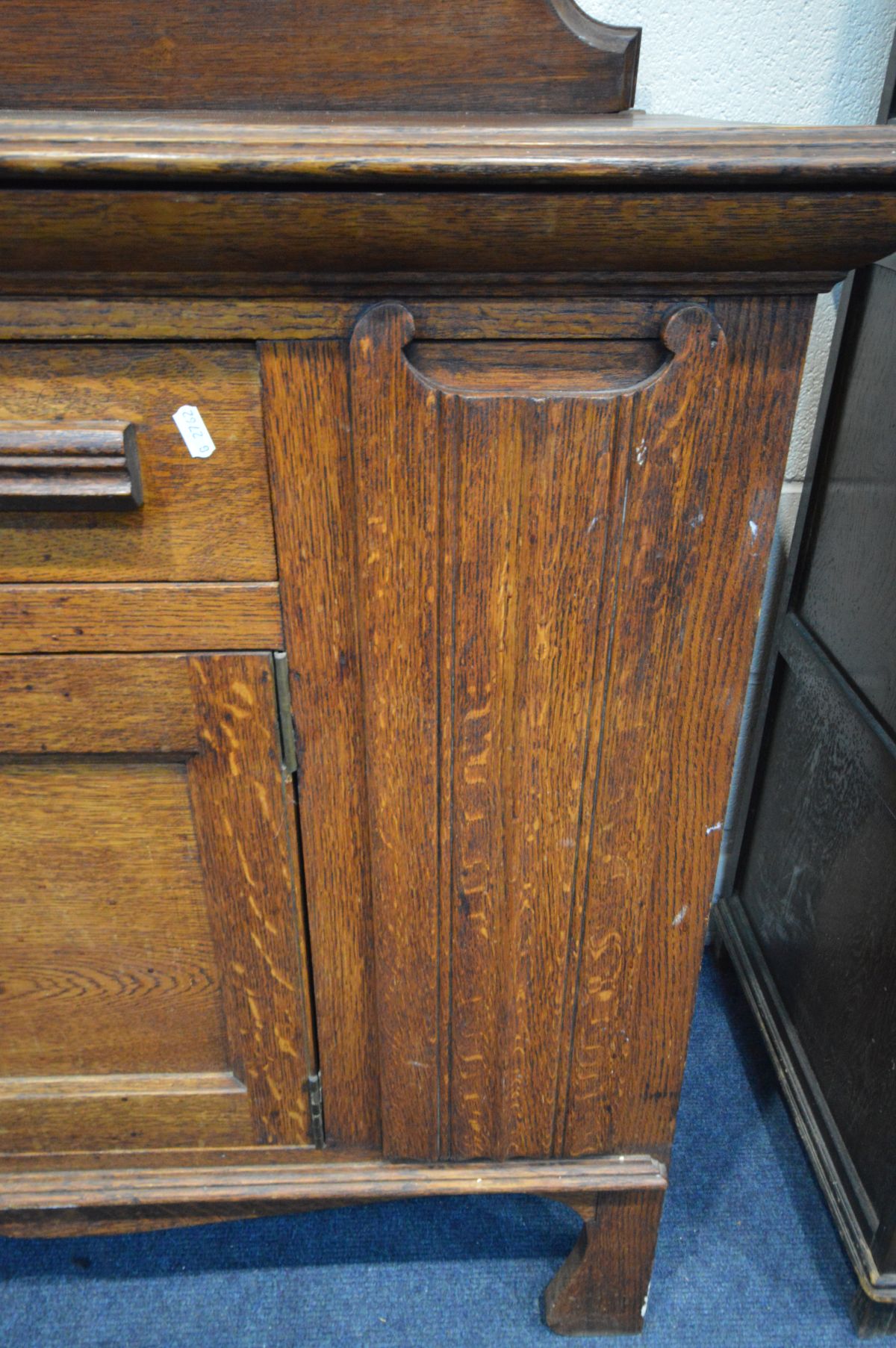 AN EARLY 20TH CENTURY OAK SIDEBOARD, with a raised back, one central drawer and cupboard door - Image 4 of 4