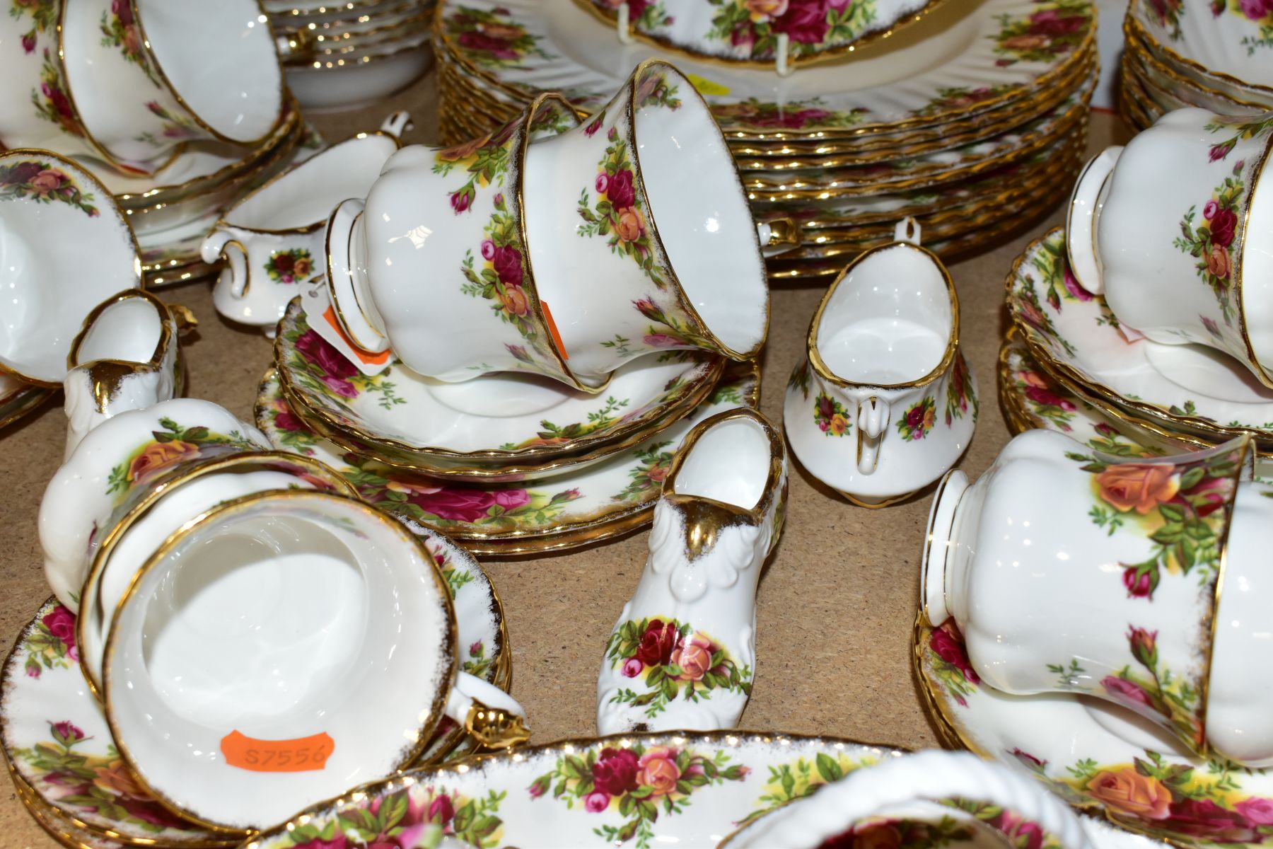 A ROYAL ALBERT OLD COUNTRY ROSES PART DINNER SERVICE AND ORNAMENTAL WARES, comprising ten dinner - Image 8 of 9