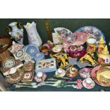 A GROUP OF AYNSLEY ORCHARD GOLD, WEDGWOOD, ROSENTHAL VERSACE VANITY AND OTHER GIFTWARES AND