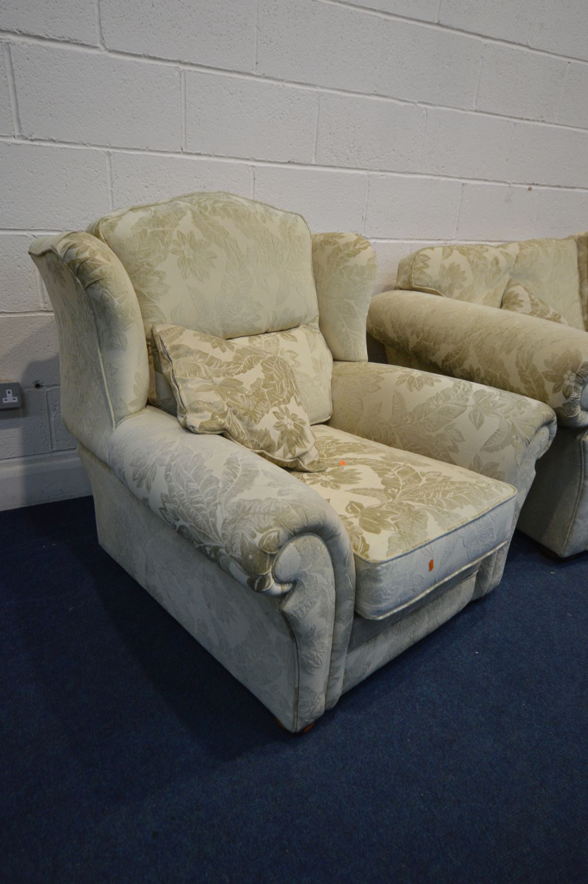 A CREAM UPHOLSTERED THREE PIECE SUITE comprising a settee, width 209cm and a pair of armchairs (3) - Image 2 of 3