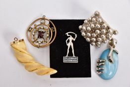 A SELECTION OF JEWELLERY, to include a blue cabochon pendant, within a hand shaped mount, fitted