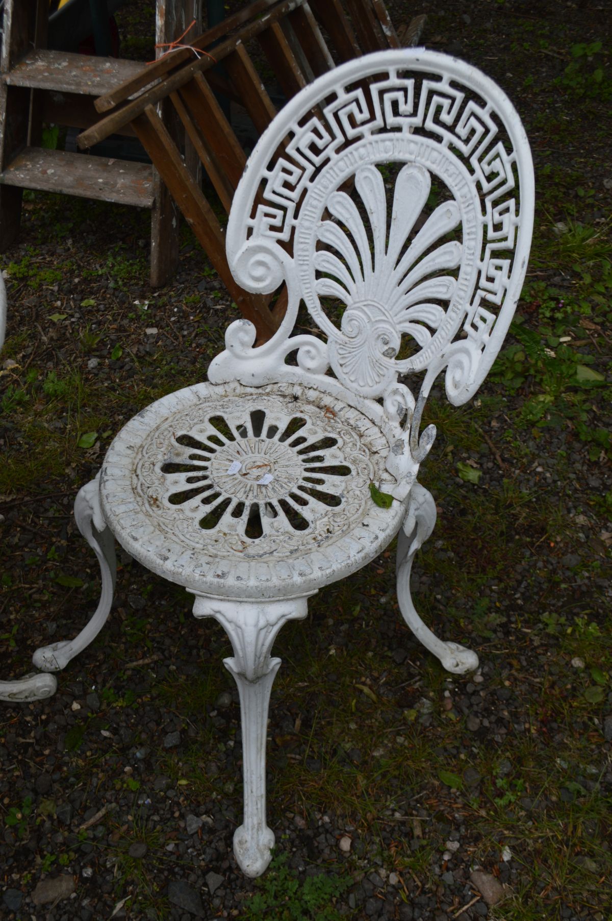AN ALUMIUM WHITE PAINTED CIRCULAR GARDEN TABLE, diameter 82cm x height 65cm and three chairs (4) - Image 3 of 3