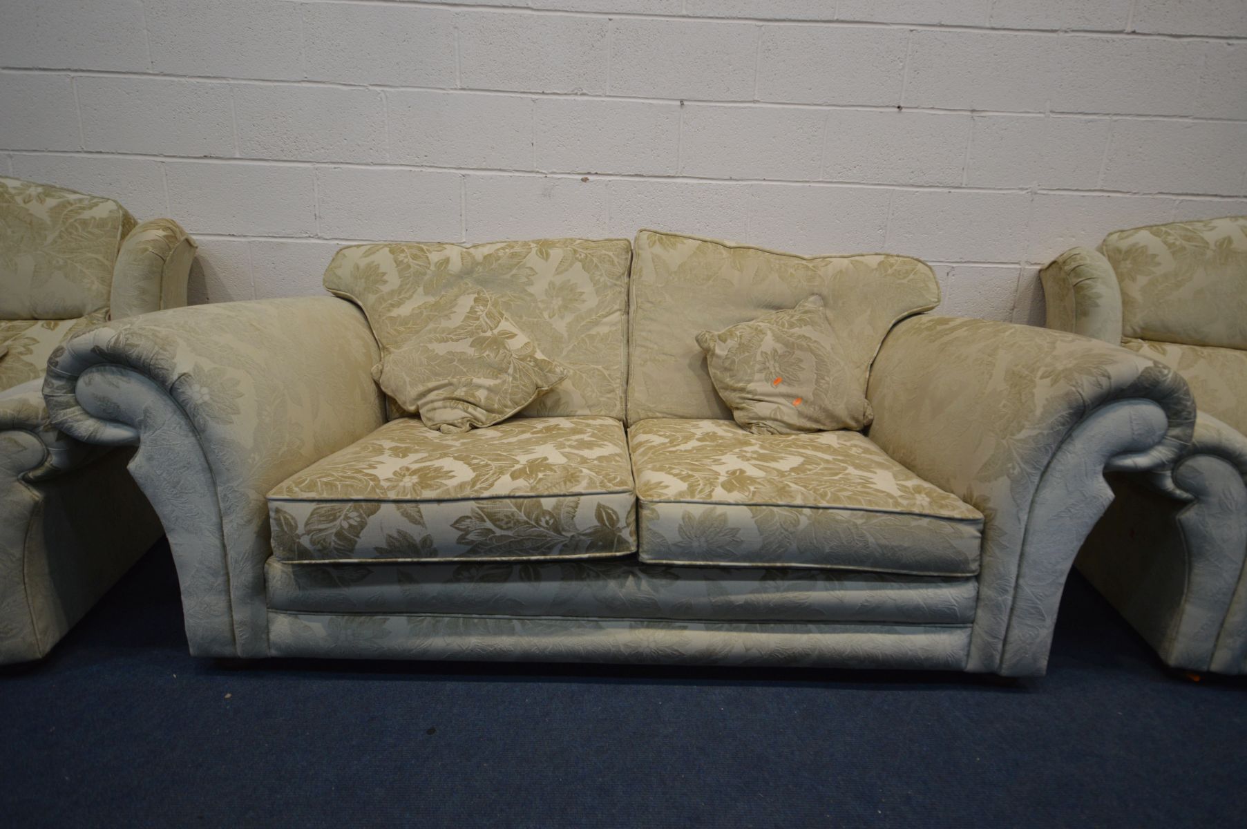 A CREAM UPHOLSTERED THREE PIECE SUITE comprising a settee, width 209cm and a pair of armchairs (3) - Image 3 of 3