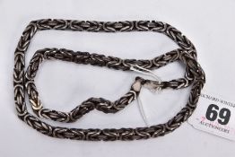 A HEAVY WHITE METAL BYZANTINE CHAIN, fitted with a lobster claw clasp, length 560mm, approximate
