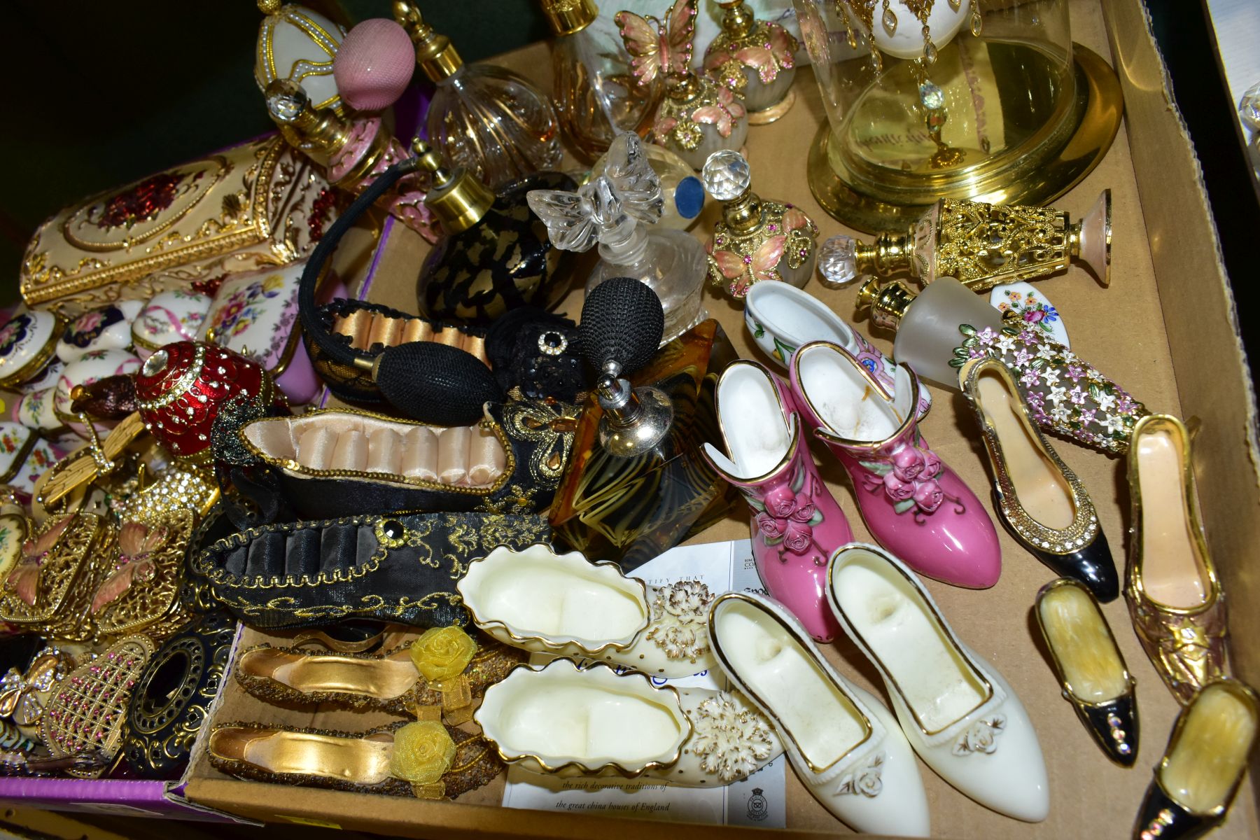 TWO TRAYS OF VARIOUS ORNAMENTS, PERFUME BOTTLES, TRINKET BOXES, ETC, to include Coalport miniature - Bild 5 aus 9