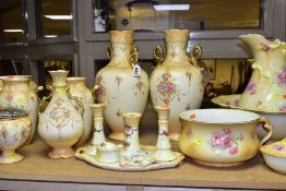 A QUANTITY OF EARLY 20TH CENTURY CERAMICS, mostly CROWN DEVON FIELDINGS blush ivory ground and