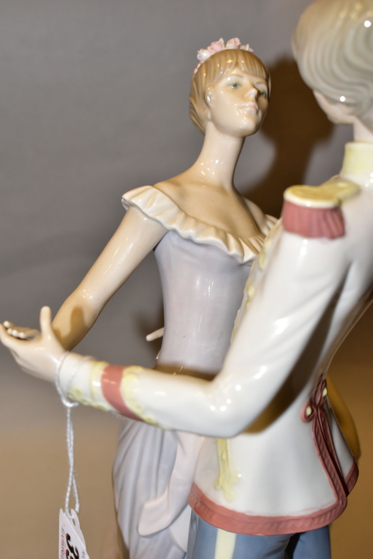 A LLADRO FIGURE GROUP, At The Ball' No5398 (dance in Palace), sculptor Francisco Catala, issued - Bild 4 aus 7