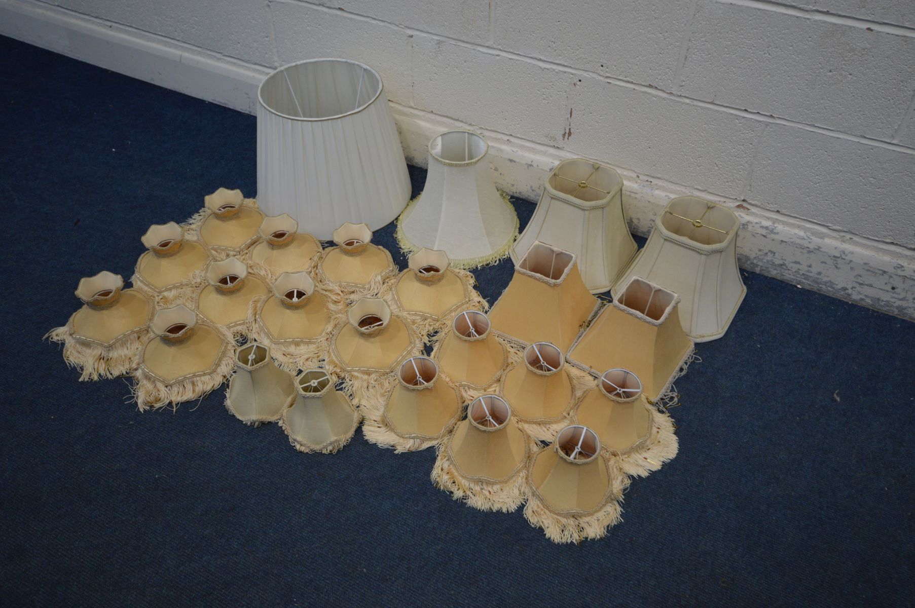 A COLLECTION OF YELLOW AND CREAM LAMP SHADES, to include table lamp and branch lamp shades (24) - Image 3 of 4